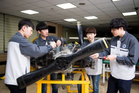 항공기 부품을 실습 장비 위에서 살펴보는 모습