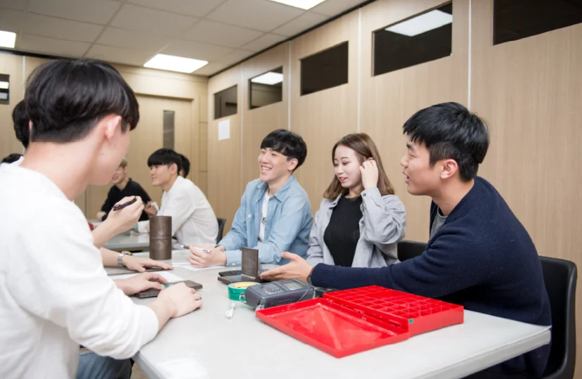 실습 장비를 함께 살펴보는 교육생들