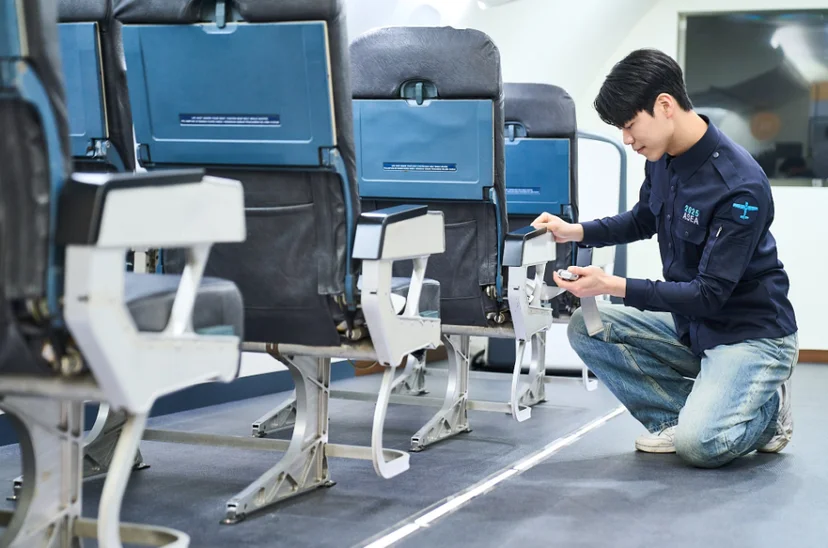 항공기 객실 실습 장비를 점검하는 모습