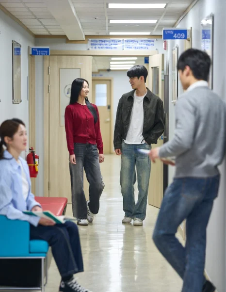복도에서 이야기를 나누는 학생들