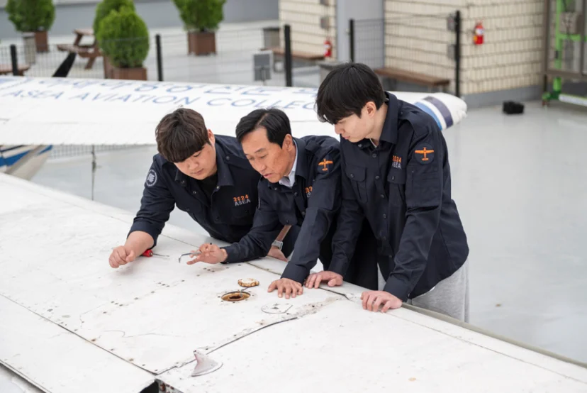 야외에서 도면을 보며 이야기를 나누는 모습