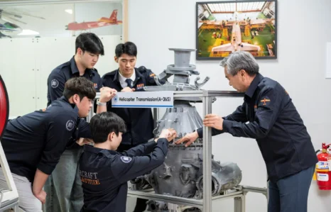 헬리콥터 변속기 실습 모형을 함께 살펴보는 학생들