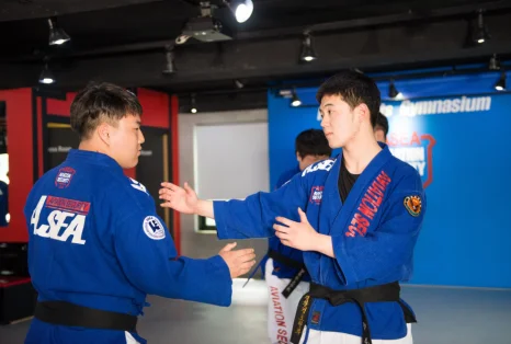 무도 동작을 연습하는 모습