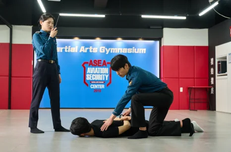 도장에서 진행하는 호신술 실습 모습
