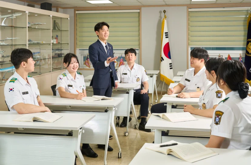 제복을 입은 사람들이 강의실에서 수업을 듣는 모습
