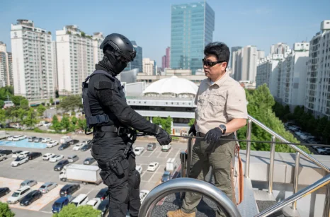 경호 실습에서 신변 보호 동작을 익히는 모습