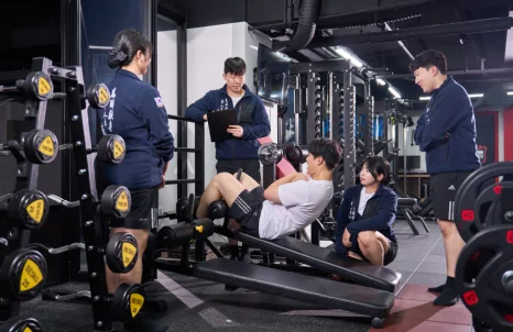 운동 장비를 활용한 실습 모습