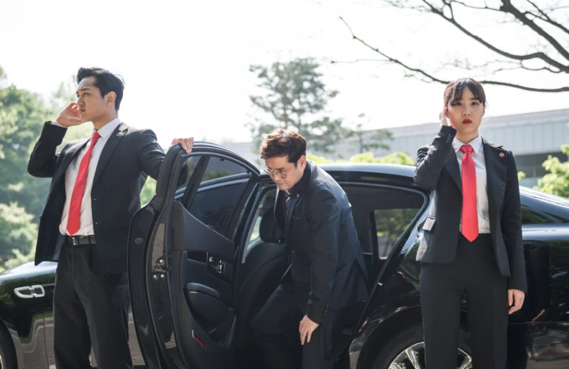 차량 주변에서 경호 동작을 익히는 모습
