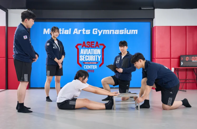 응급처치 실습에 참여하는 모습