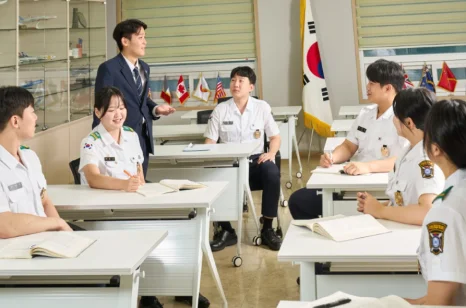 교실에서 모둠으로 이야기하는 학생들