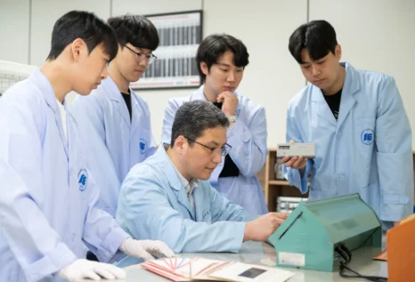실습 장비 앞에서 설명을 듣는 학생들
