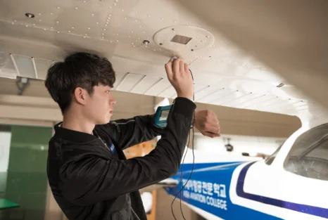 소형 항공기 외부를 점검하는 모습