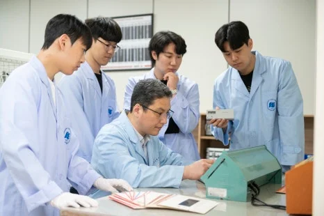 실습 장비를 함께 살펴보는 모습