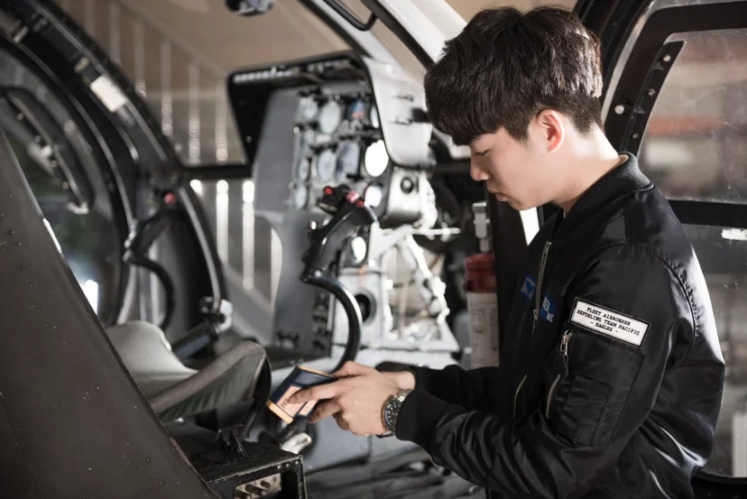 항공기 조종석에서 진행하는 실습 모습