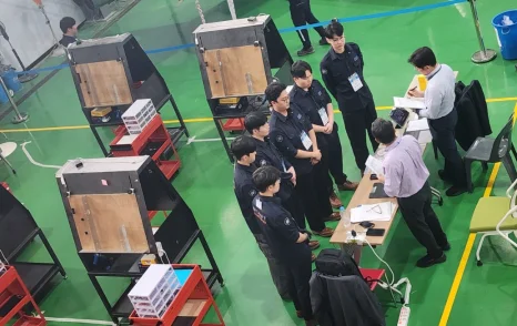 항공정비 실습에 참여한 사람들