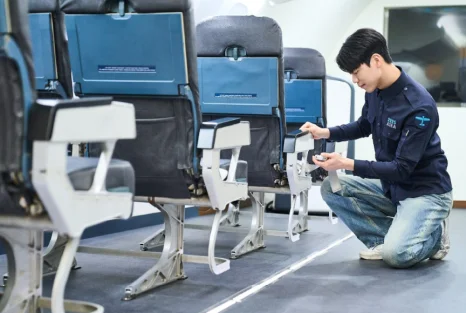 항공기 객실 실습 장비를 점검하는 모습