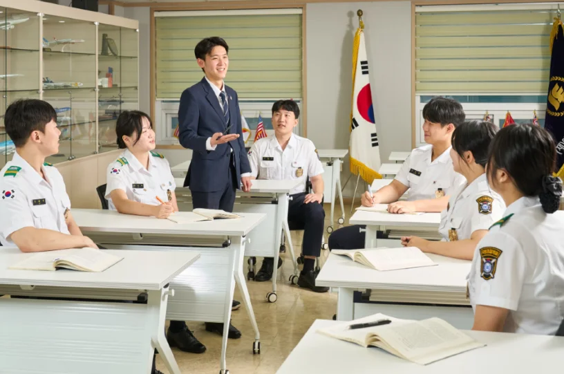 교실에서 수업을 듣는 학생들