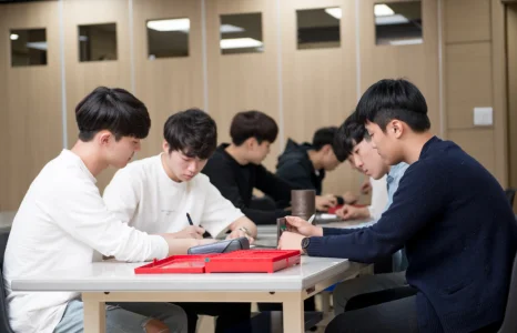 실습실에서 장비를 함께 살펴보는 모습