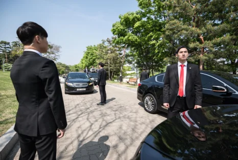 야외 행사장에서 안전 업무를 수행하는 모습