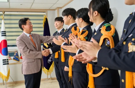 행사장에서 상장을 수여하는 모습