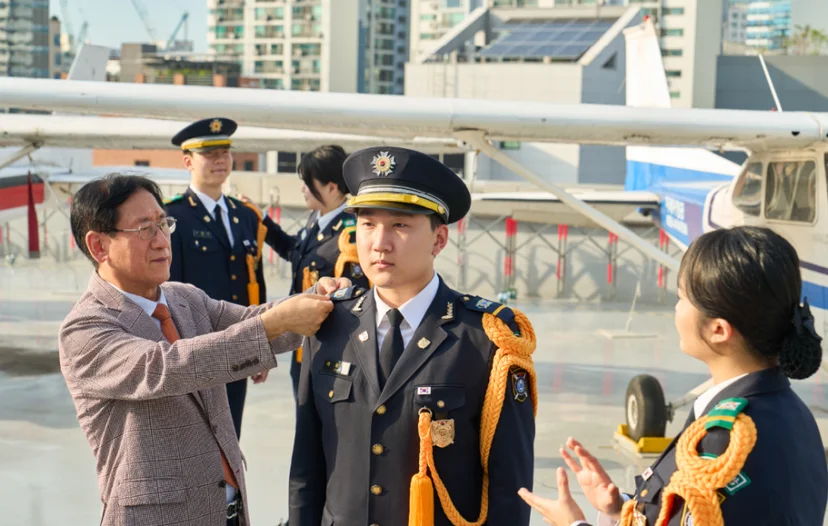 행사장에서 상장을 수여하는 모습