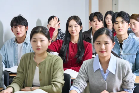 교실에서 수업을 듣는 학생들