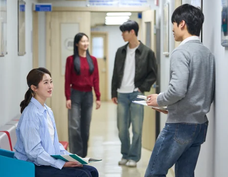 상담 공간에서 이야기를 나누는 사람들