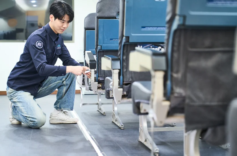 항공기 객실 장비를 점검하는 모습