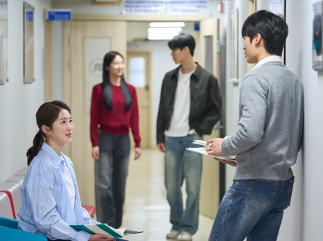 복도에서 대화하는 학생들