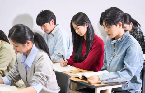 교실에서 공부하는 학생들