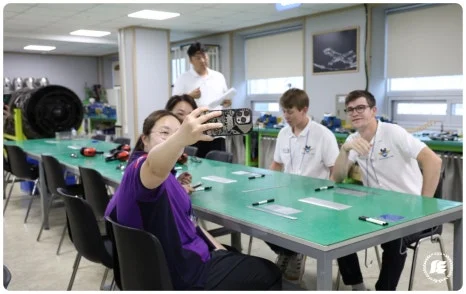 실습 장비를 살펴보는 사람들