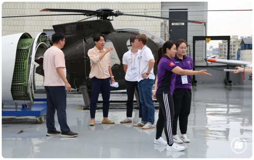 헬리콥터 앞에서 설명을 듣는 사람들