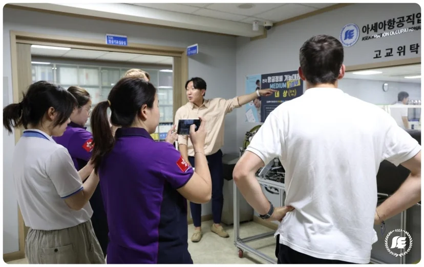 학교 시설을 둘러보며 설명을 듣는 모습