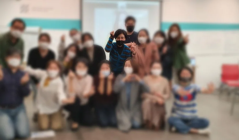 볕이 들지 않는 자리에서도 성장을 바라는 사람의 마음을 표현한 이미지
