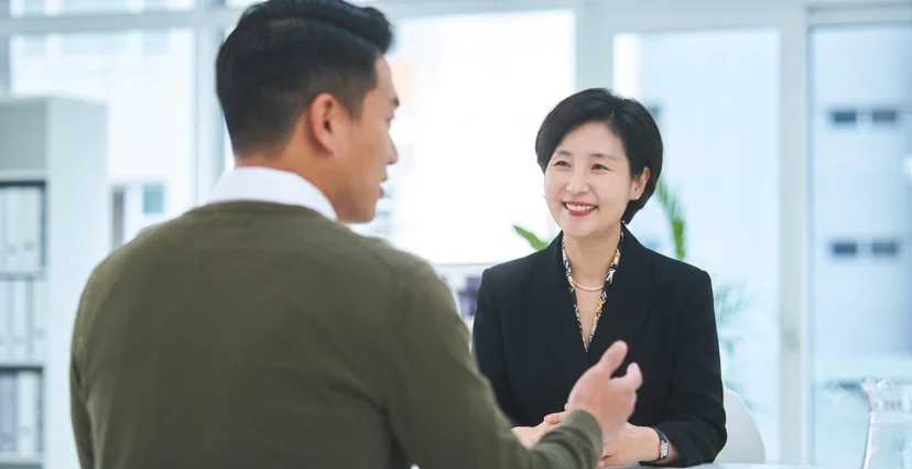 임원과 마주 앉아 1:1 코칭 대화를 나누는 모습