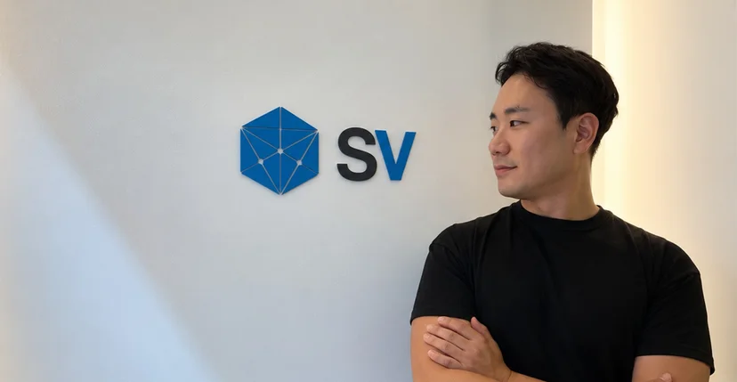 세무법인 에스브이 로고 옆에 선 박재덕 세무사