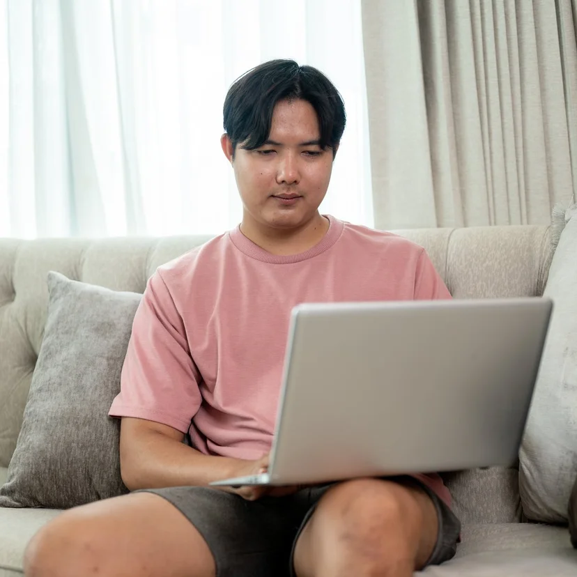 거실 소파에 앉아 노트북으로 조회를 진행하는 사람, 세 단계로 끝나는 절차