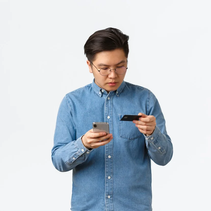 휴대폰에 번호를 하나씩 입력하는 사람, 계정과 비밀번호가 넘어가는 순간