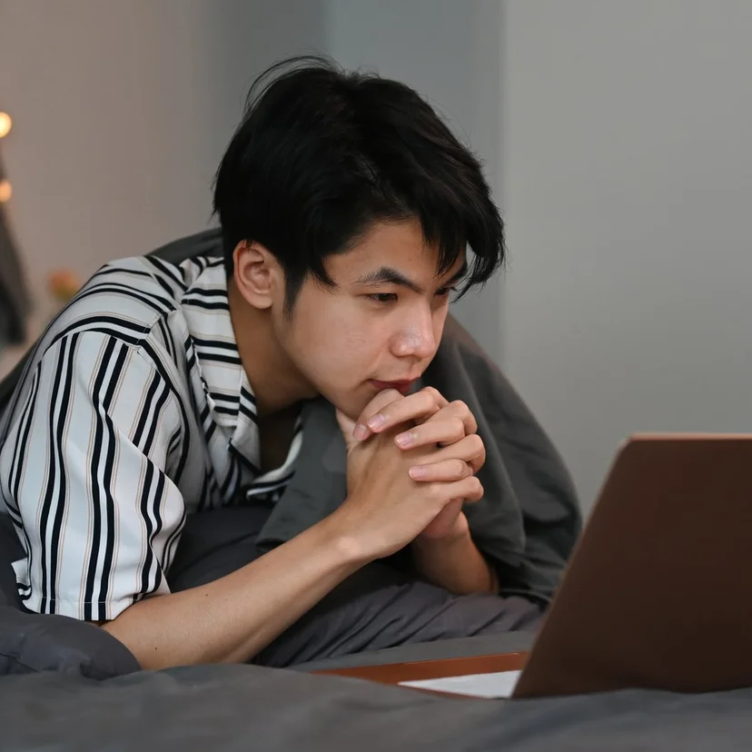 어두운 방에서 노트북 화면을 들여다보는 사람, 유출 여부를 조회하는 장면