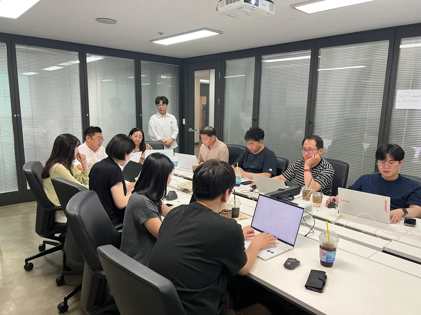 강사진이 조를 돌며 코칭하는 모습