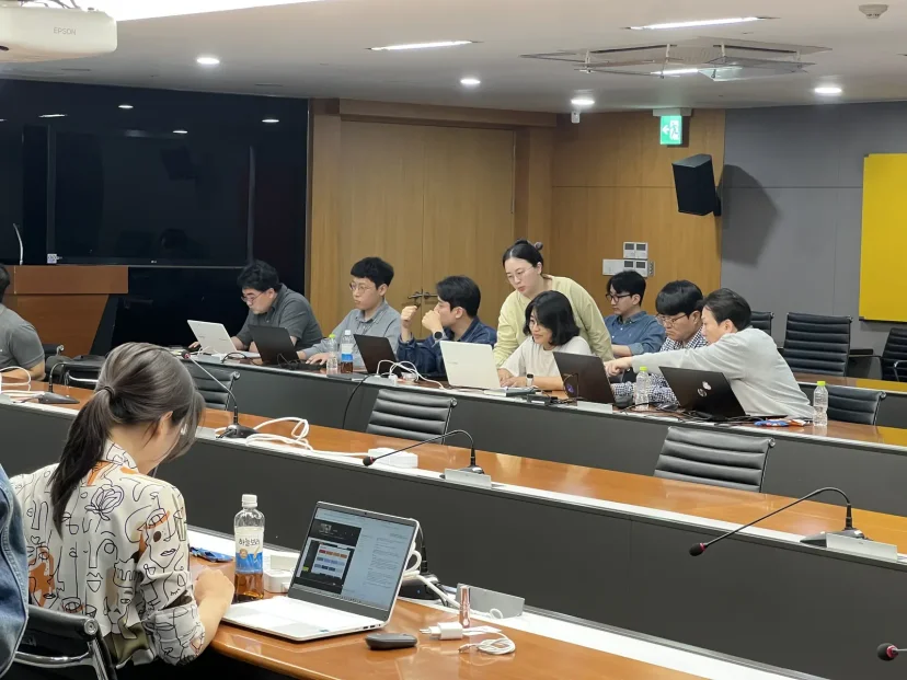 JB금융지주 AI활용교육 실습 중 보조강사가 임직원의 노트북 화면을 함께 확인하는 모습
