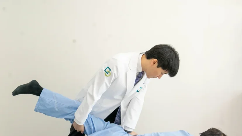 인공관절 수술 후 통증|환자의 고관절 및 다리 상태를 검진하는 의사