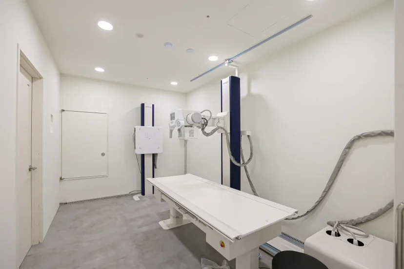 교통사고 어지러움 두통|현대적인 의료 장비를 갖춘 병원 X-ray 검사실 전경