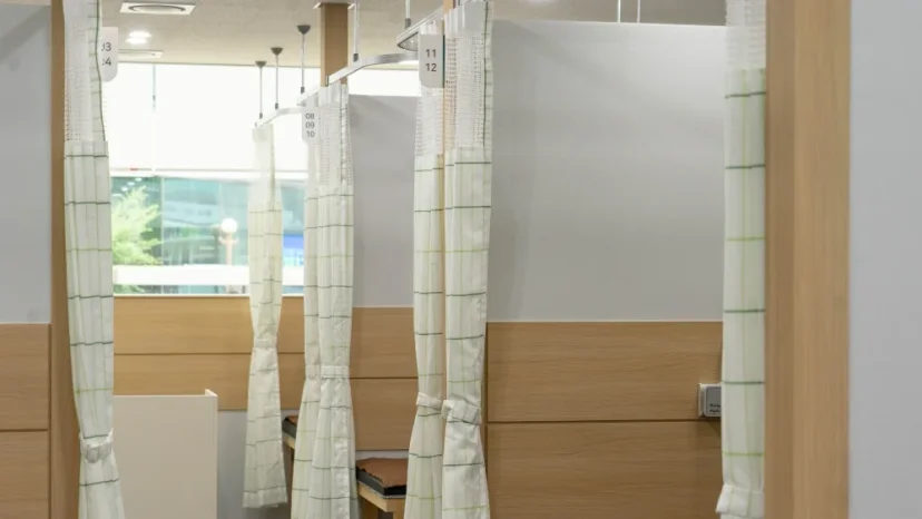 거북목 일자목 진료|커튼으로 분리된 병원 물리치료실 내부 전경