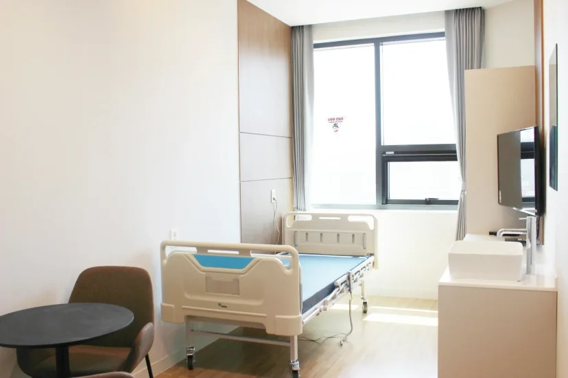 건설현장 산재 치료|깔끔하고 현대적인 시설을 갖춘 병원 1인실 내부