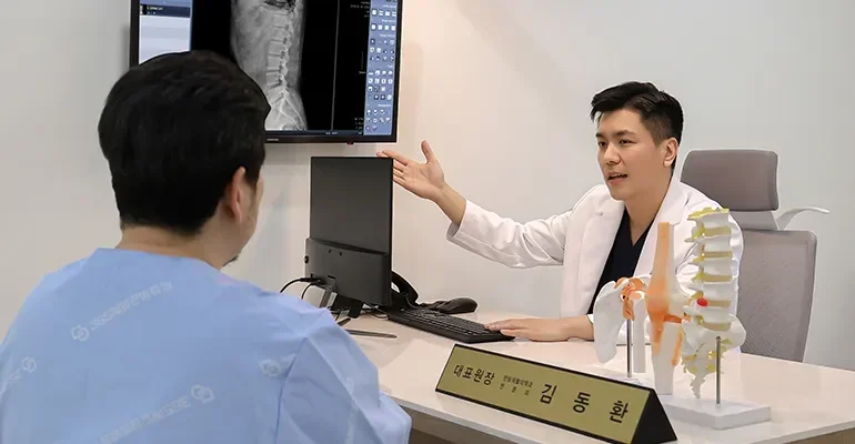 항암 후 회복기 입원|X-ray를 보며 환자를 진료 중인 정형외과 전문의 김동환 원장
