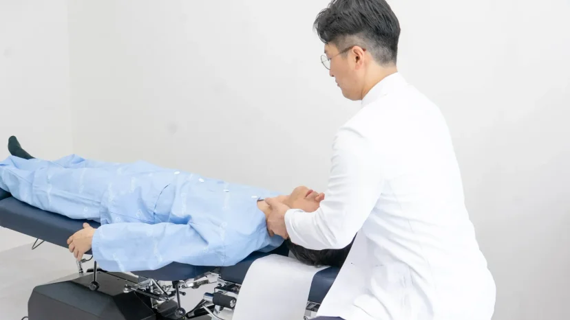 어깨 수술 후 재활|환자의 목 부위를 도수치료 중인 의료진