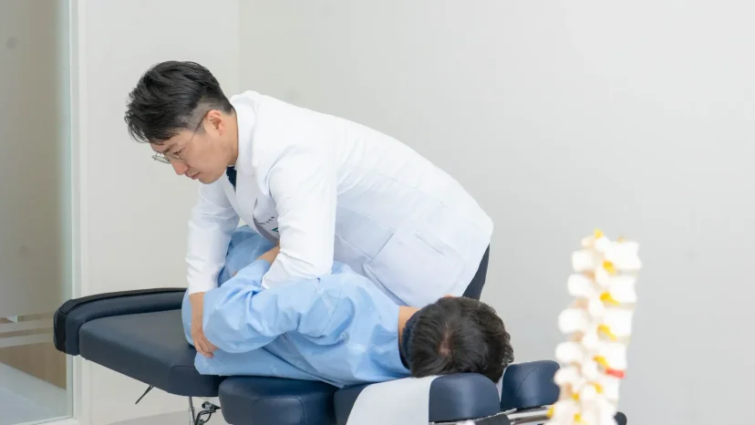 교통사고 추나 입원|환자에게 도수치료를 시행하는 의료진의 모습