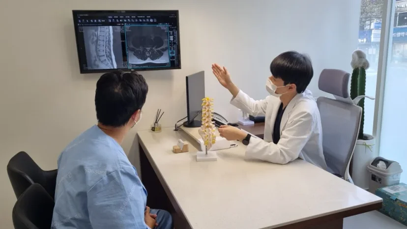 목디스크 한방치료|MRI와 척추 모델을 활용한 전문의 진료 상담
