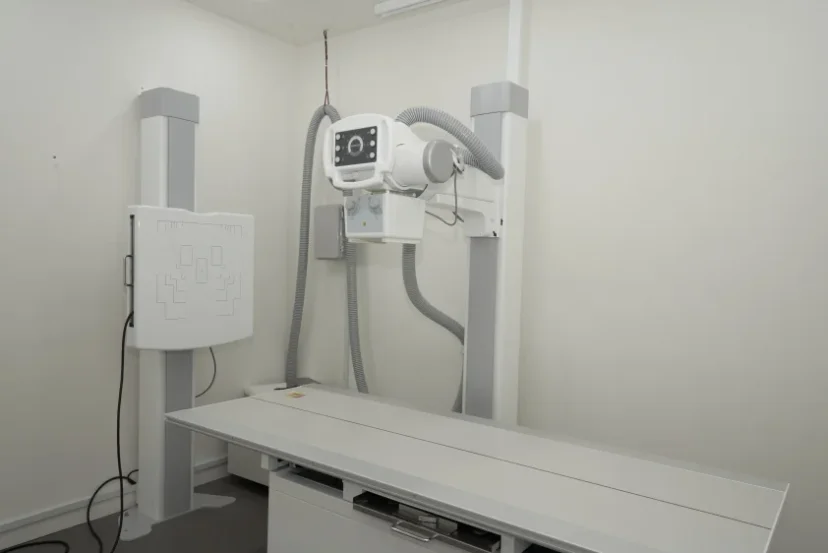 교통사고 잠복기 통증|병원 내 X-ray 촬영 장비가 설치된 검사실 전경